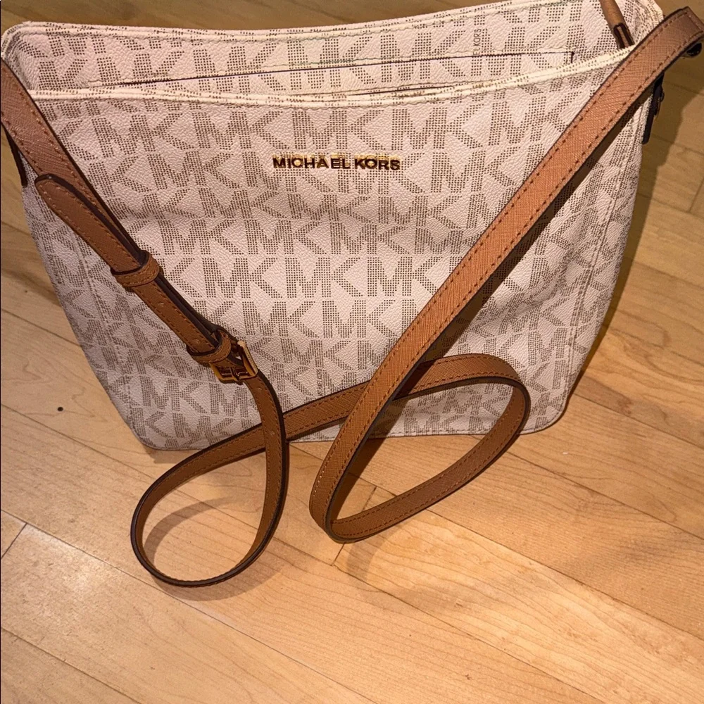 Michael Kors Large Messenger Crossbody Bag - Vanilla/Acorn|‎ Like New| See Pics